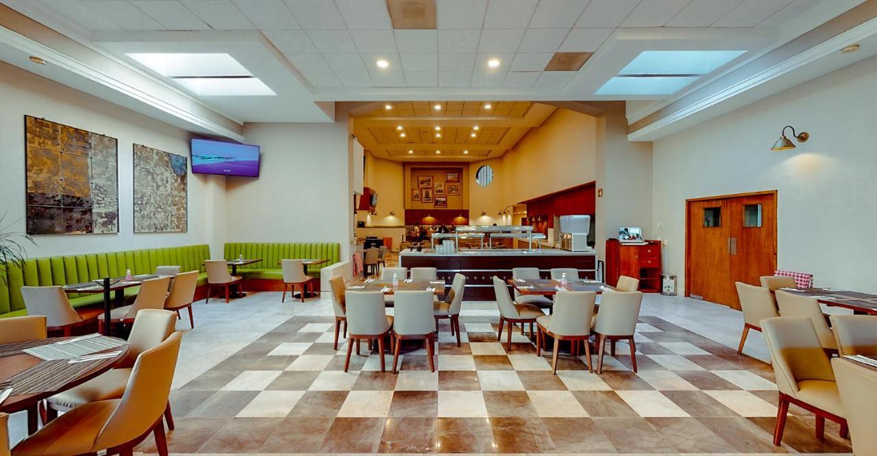 Hotel Plaza Camelinas Querétaro